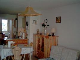 S�jour vue cuisine �quip�e, grande chambre, escalier